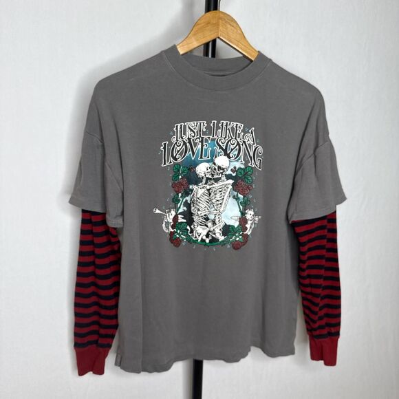 Emo scene kid 2-sleeved skeletons in love rose T Shirt - Picture 1 of 5